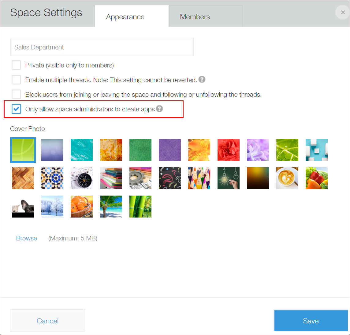 Captura de pantalla: "Solo permita a los administradores de espacio crear apps" aparece resaltado en rojo en la pantalla "Ajustes del espacio"